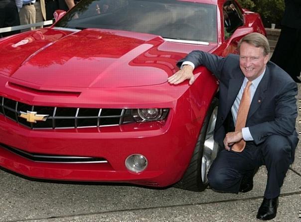 General Motors-Chef Rick Wagoner mit der Camaro-Studie